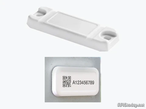 RFID Tag แบบติดผิวโลหะ และภาพขณะติดตั้งจริงบนโลหะ พร้อม QR Code และหมายเลขประจำแท็ก