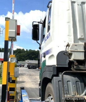 ตัวอ่าน RFID บนเสาข้างแท่นชั่งรถบรรทุก