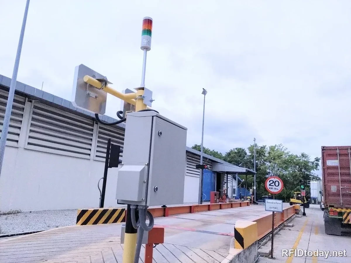 แท่นชั่งรถบรรทุกหน้างานจริง พร้อมเสาอากาศ RFID ไฟสัญญาณ ตู้ควบคุม และป้ายแสดงน้ำหนัก