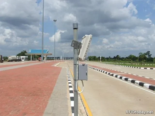 เสาอากาศ UHF RFID ติดตั้งบนเสาข้างช่องทางวิ่งเข้าออกโรงงาน พร้อมตู้ควบคุม