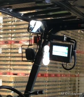 ชุด RFID Reader พร้อมเสาอากาศและจอแสดงผล ติดตั้งบนเสารถยกในคลังม้วนกระดาษ