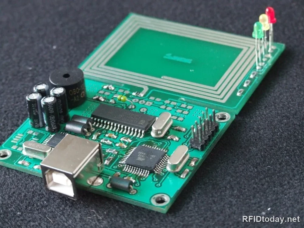 บอร์ดตัวอ่าน HF RFID ที่มีขดลวดเสาอากาศในตัว พร้อมไฟแสดงสถานะสามดวงและพอร์ต USB