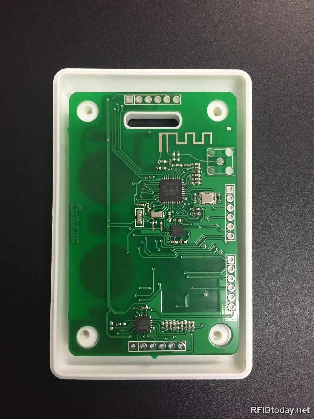 แผงวงจร RFID ในกล่องพลาสติก มีคำว่า SMARTSOFT สกรีนบนแผ่น